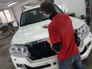 Фото процесса оклейки капота авто антигравийной пленкой